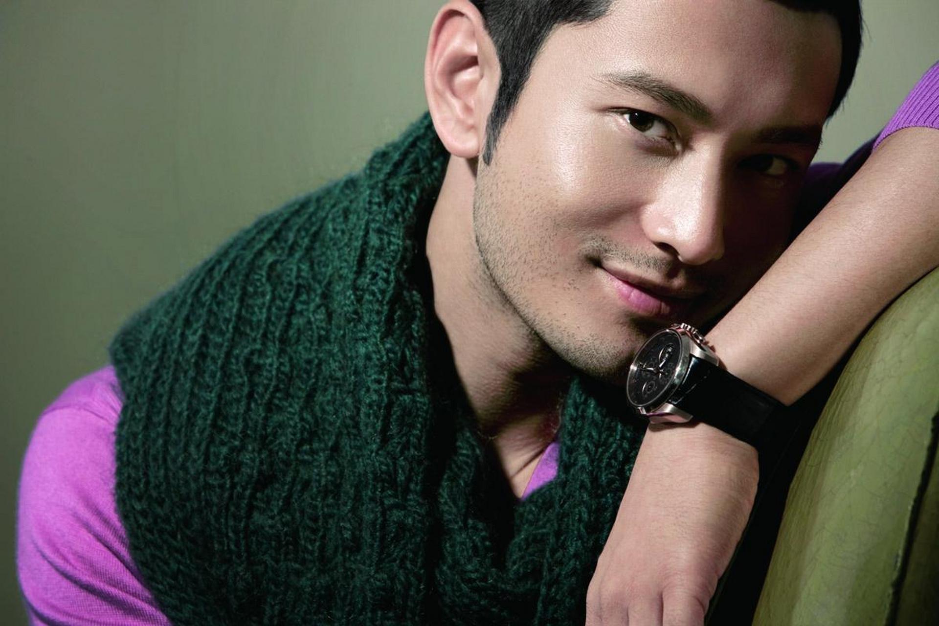 45岁内地演员黄晓明(黄教主)自2015年10月迎娶小12岁香港嫩模angela