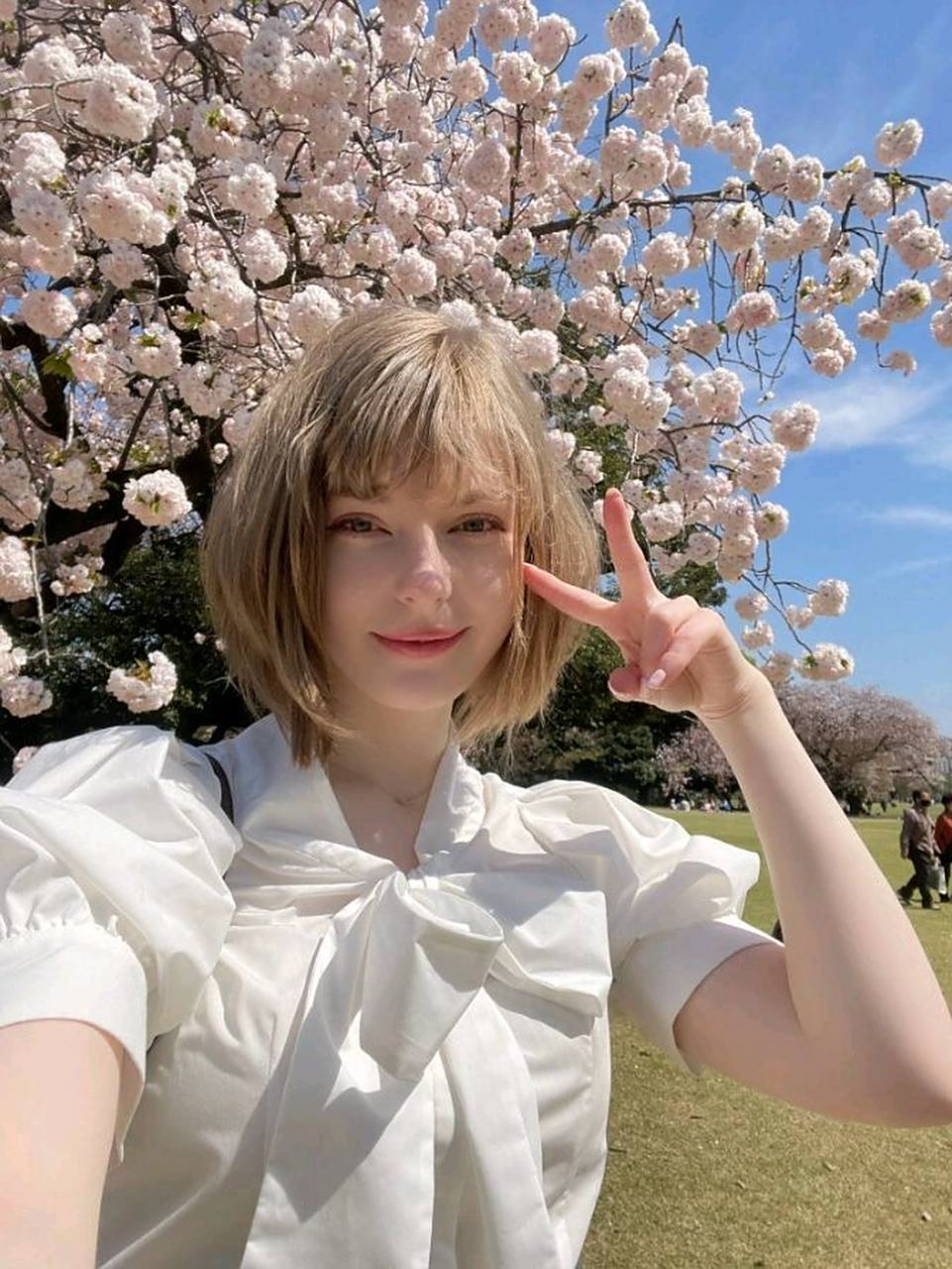 《生化危机4重制版》阿什莉的脸模ella freya晒出了两张全新的自拍照.