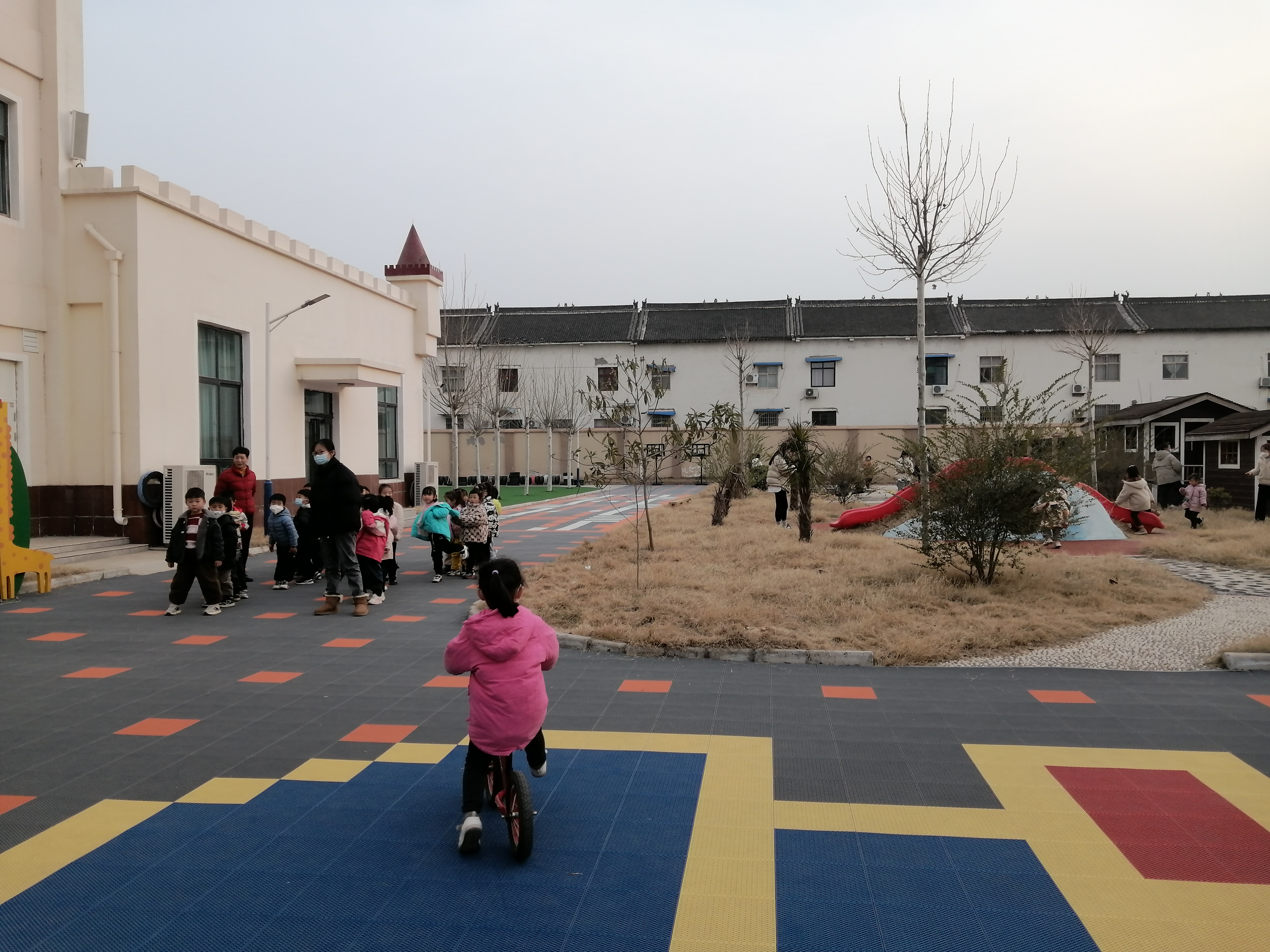 后来老师让她站到第1个位置, 可以拉着吮本┗橙崧程 幼儿园图片