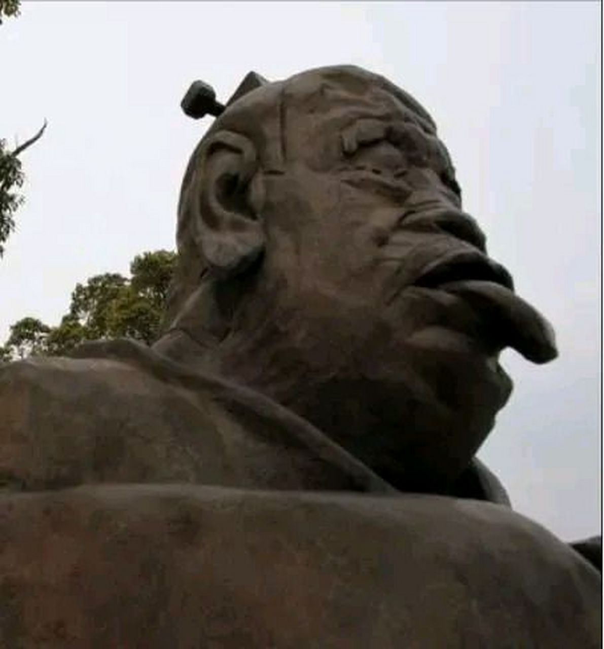 这是位于苏州的老子吐舌雕像. 作者是一个叫田世信的人.