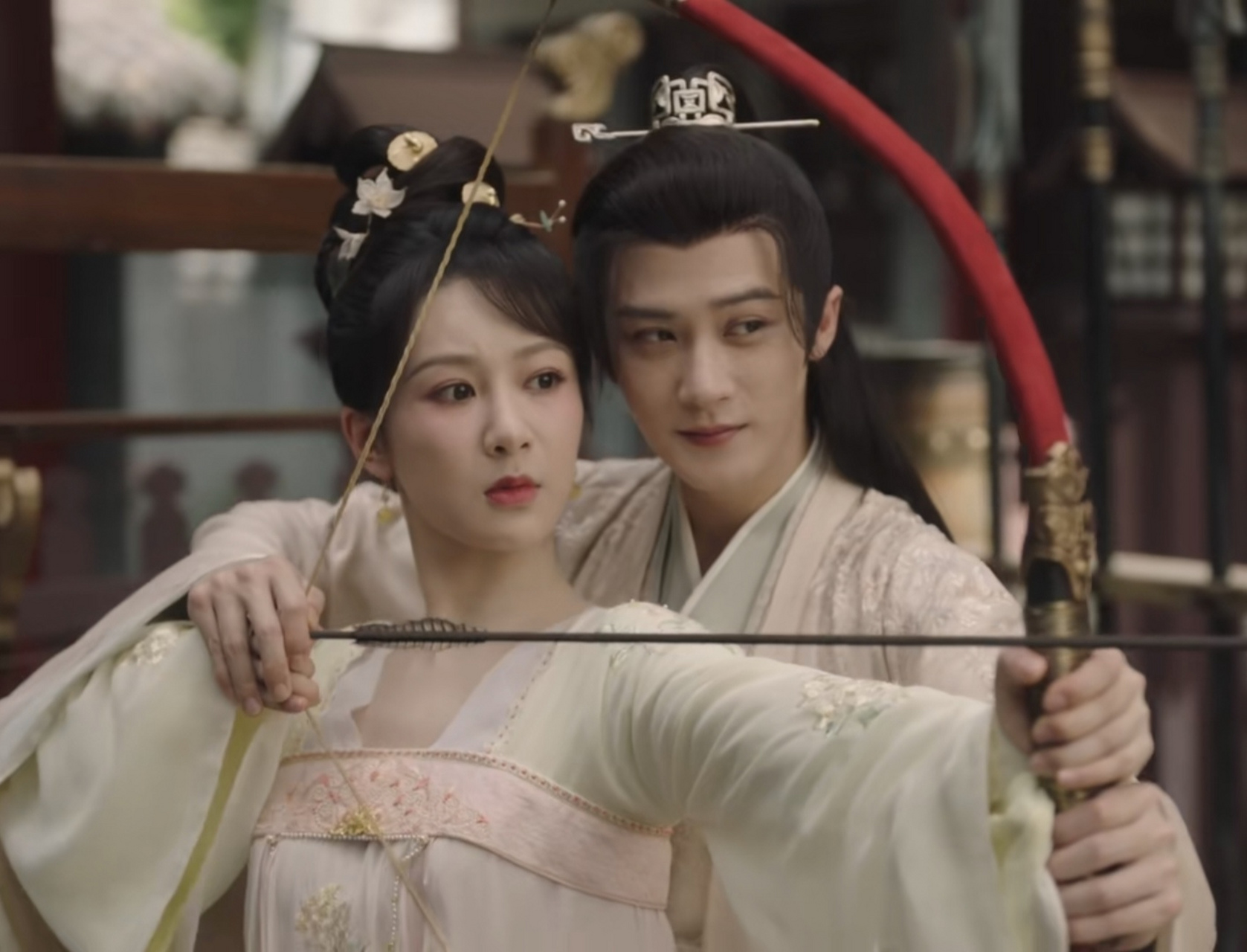 檀健次这眼神是会勾丝吧,相柳教小夭射箭,这眼神也太撩了吧,偏偏小夭