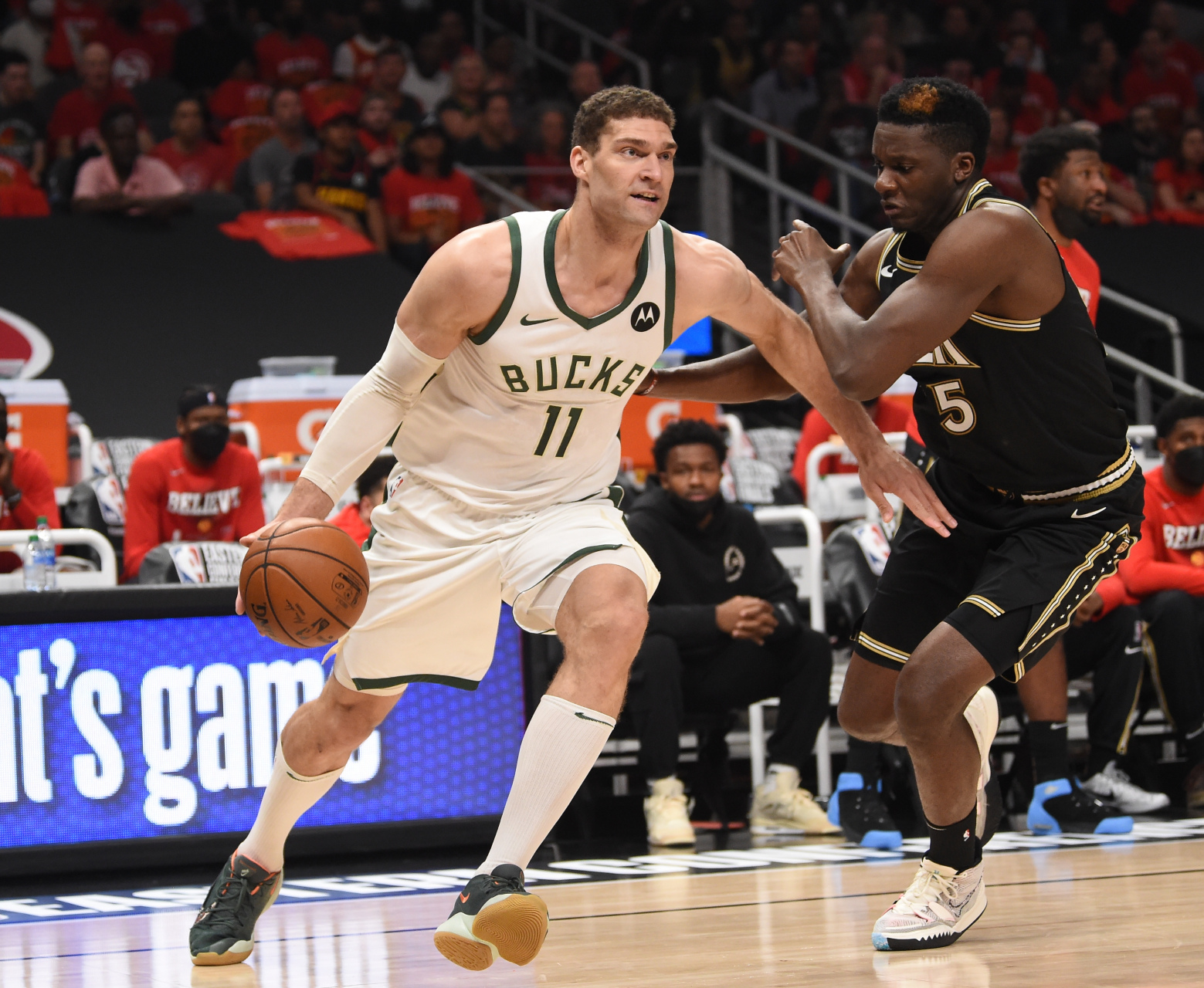 据nba分析网报道,雄鹿球员大洛佩兹即将加盟湖人队,大洛佩兹是也自由