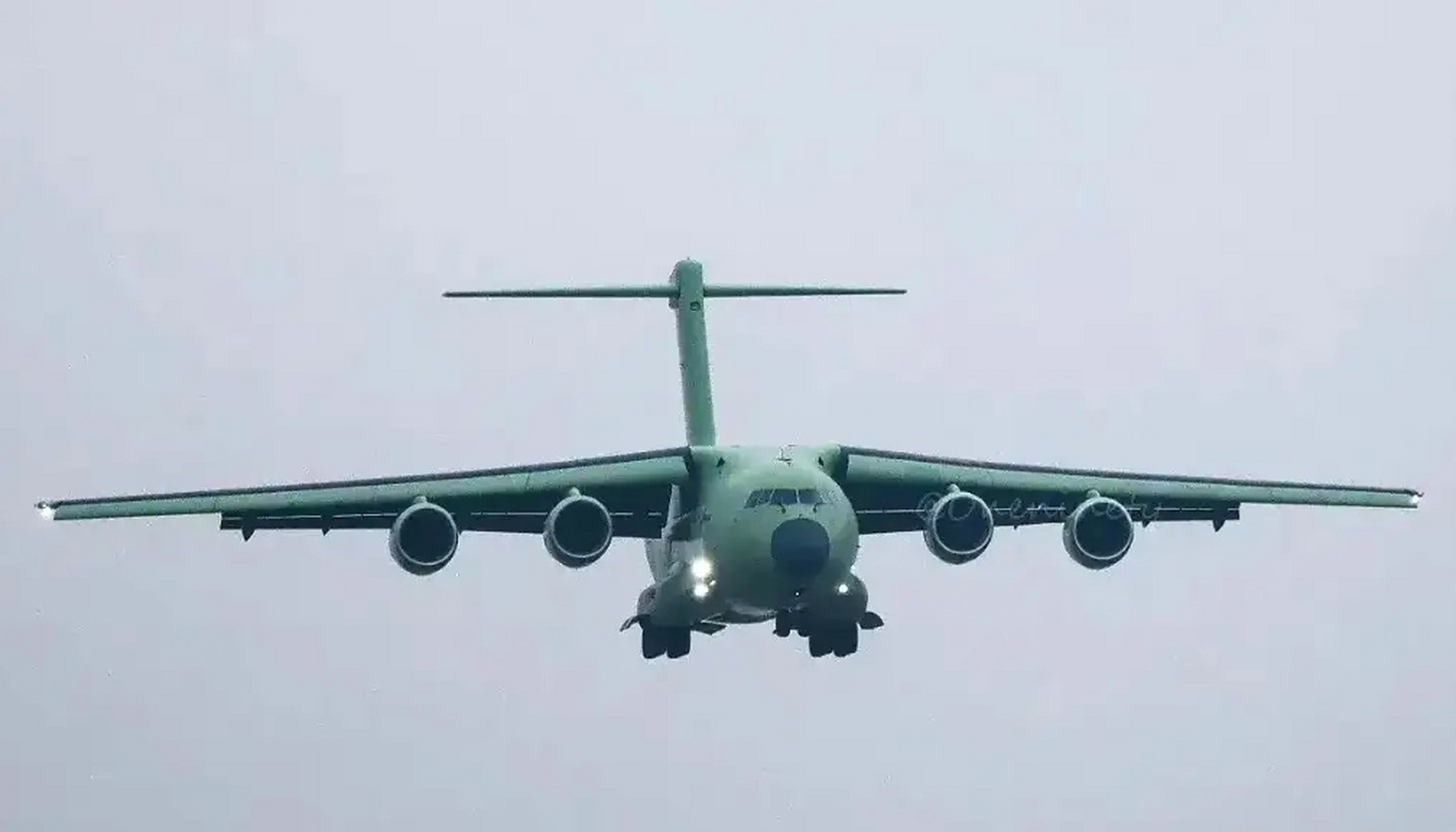 中国运20b长47米,翼展45米,高15米,配备涡扇20发动机.