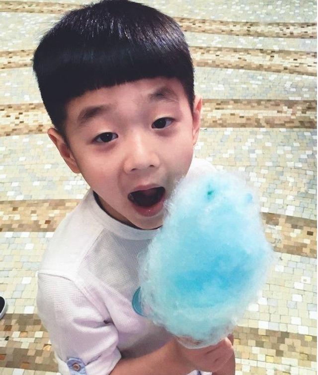 杨云晒和儿子合影,母子俩越长越像,10岁杨阳洋阳比爸爸还帅