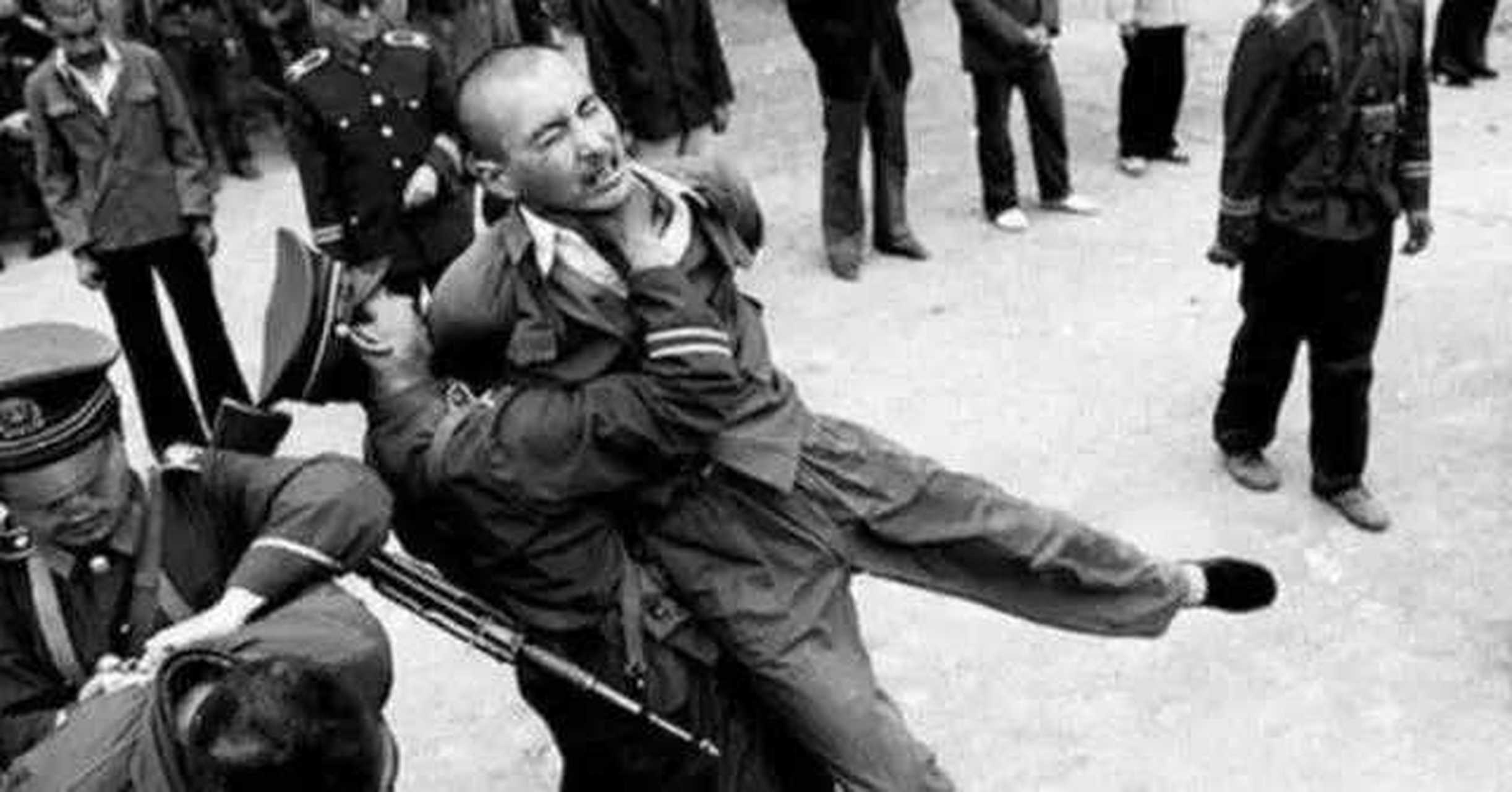 80年代老照片:一位被抓获的犯罪分子看着是想逃跑,结果被警察同志制服