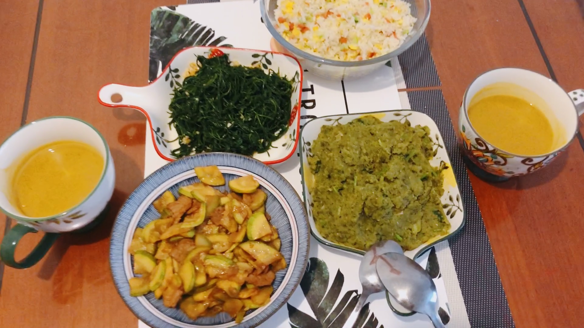 关而秀做了当地名肴-筢菇又凉拌个黄须菜,都是稀罕物,比肉好吃