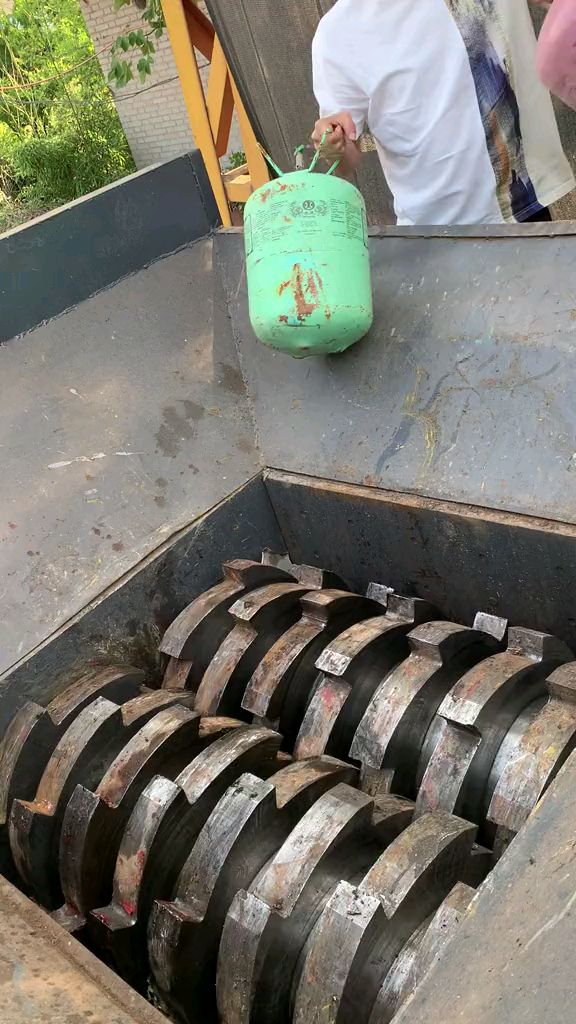 煤气罐撕碎机,压力瓶搅碎机,液化气罐搅碎机,废铁金属咬碎机-度小视