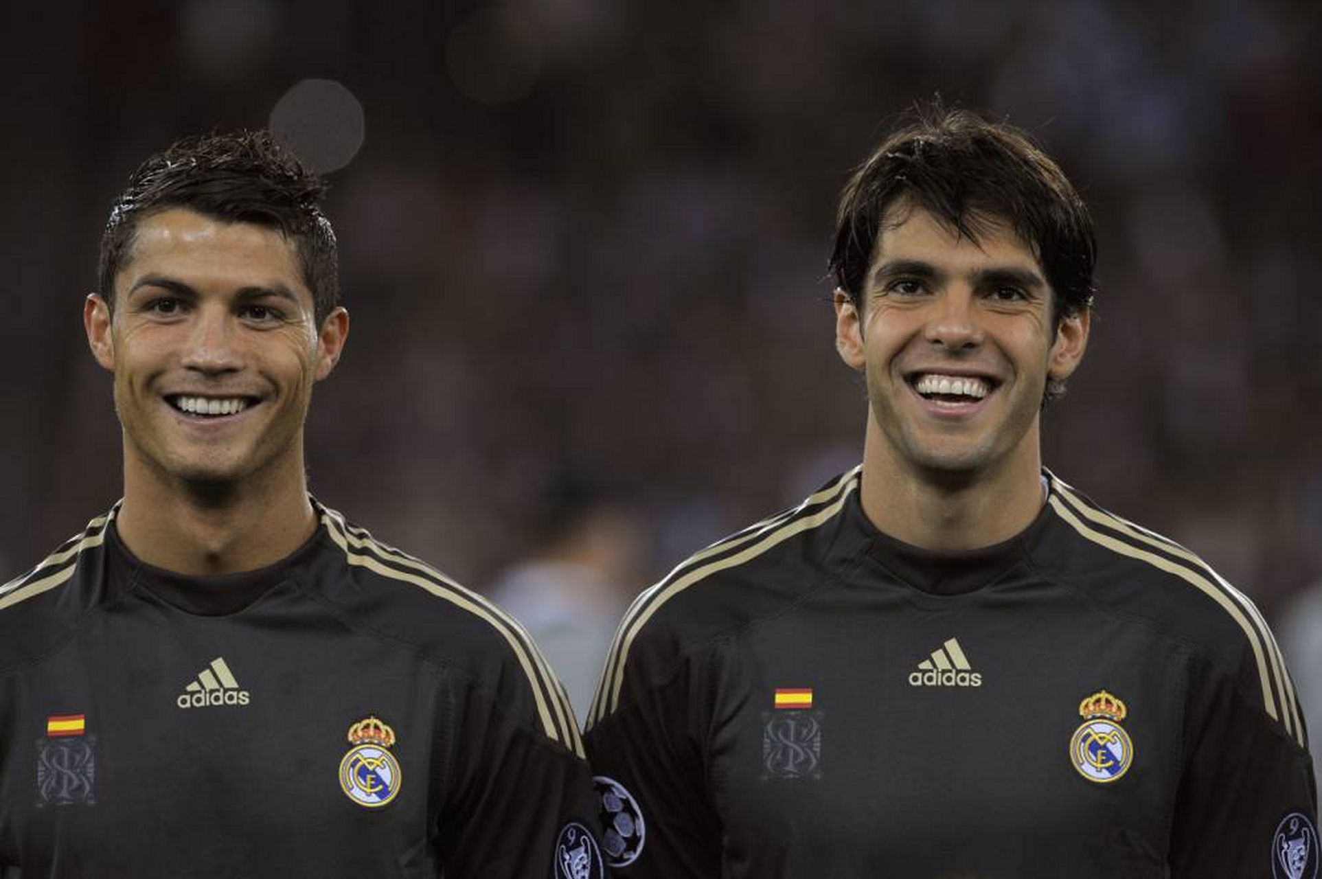 历史足球巨星分档:  第一档,历史最佳:梅西  第二档,球王:贝利