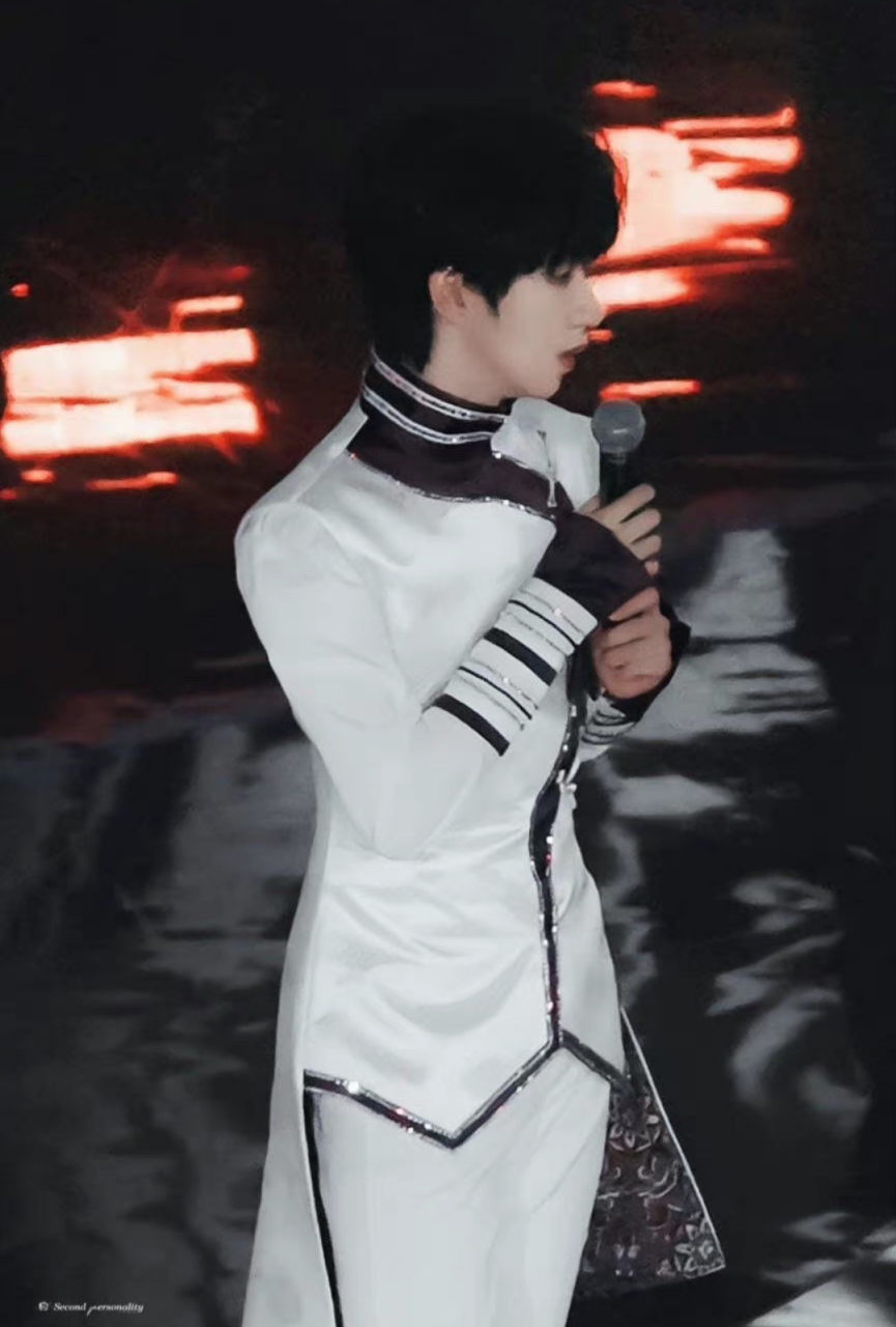 贺峻霖这个衣服,这个角度看真的太像是一件旗袍了吧#时代少年团