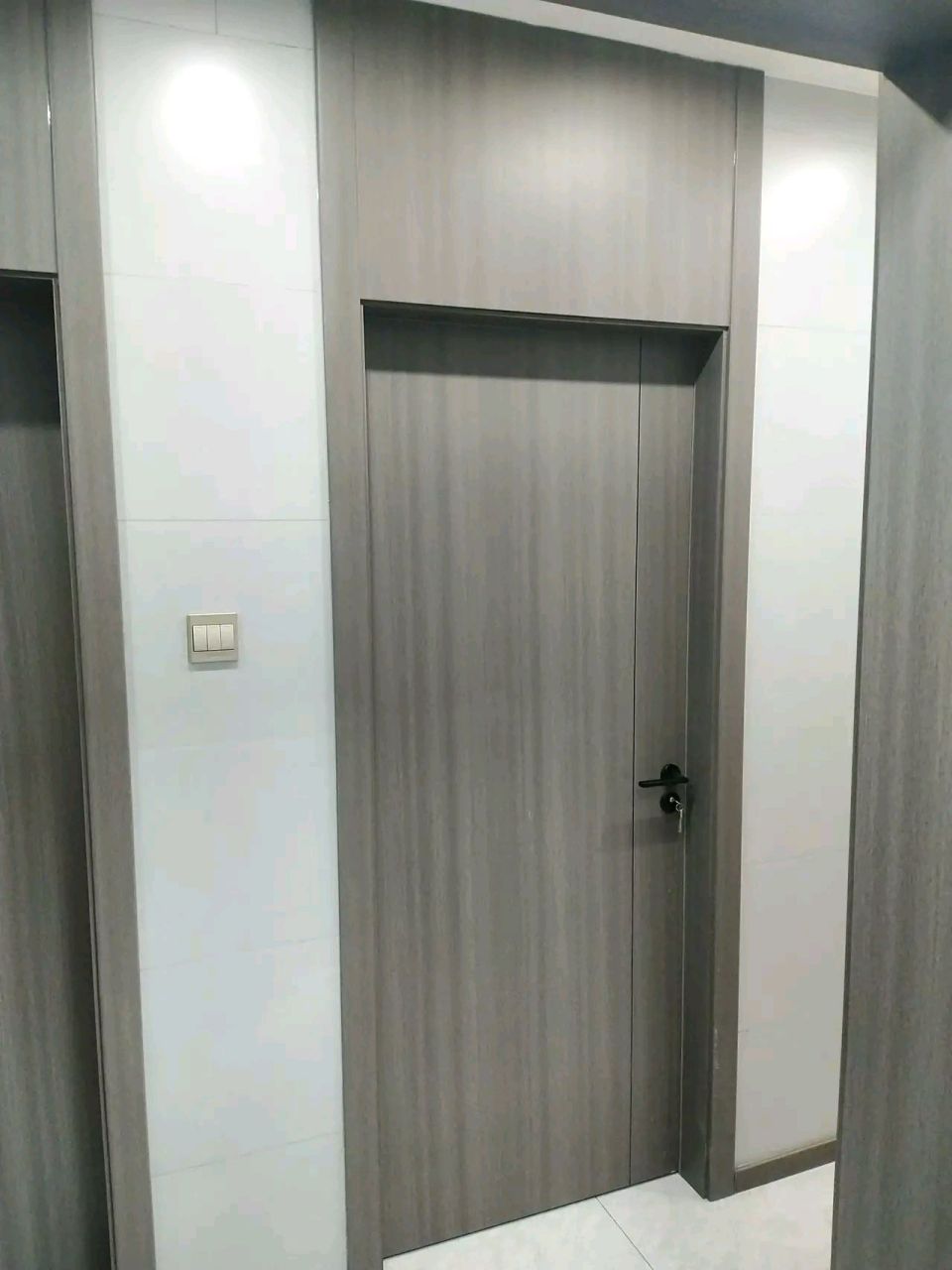 卧室门选的带门楣一门到顶感觉比不带门楣的好看点,实木烤漆的一个