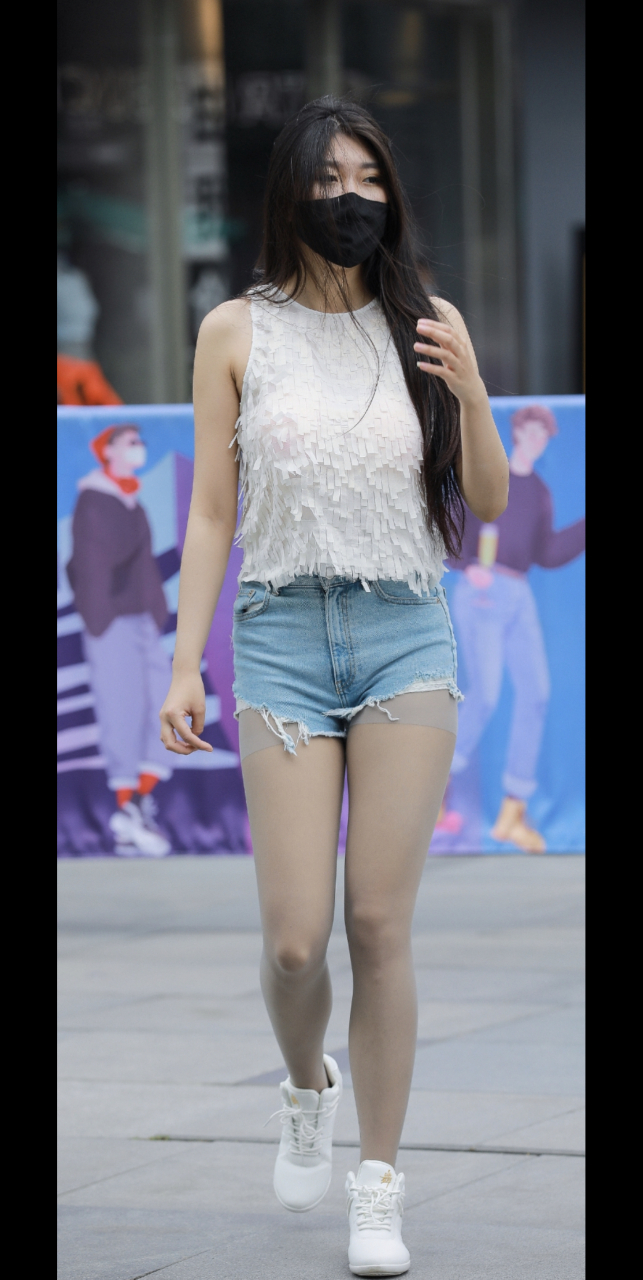 长发飘飘丝袜短裤美女,很是漂亮