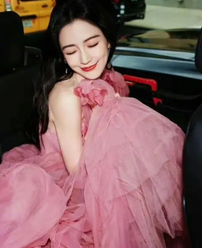 angelababy礼服腰围改小 身材比例超吸睛