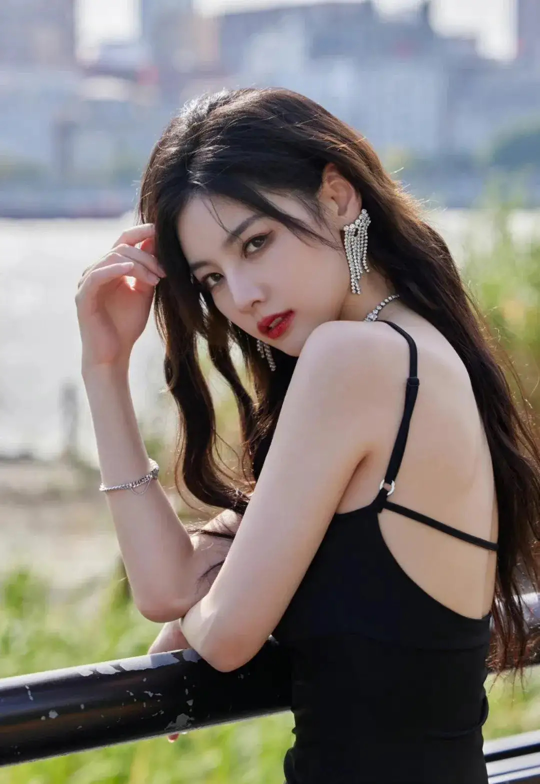 赵粤,穿黑色吊带内衣衬托的性感迷人