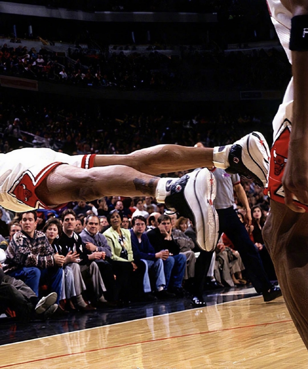 世界名画:罗德曼平行地板救球