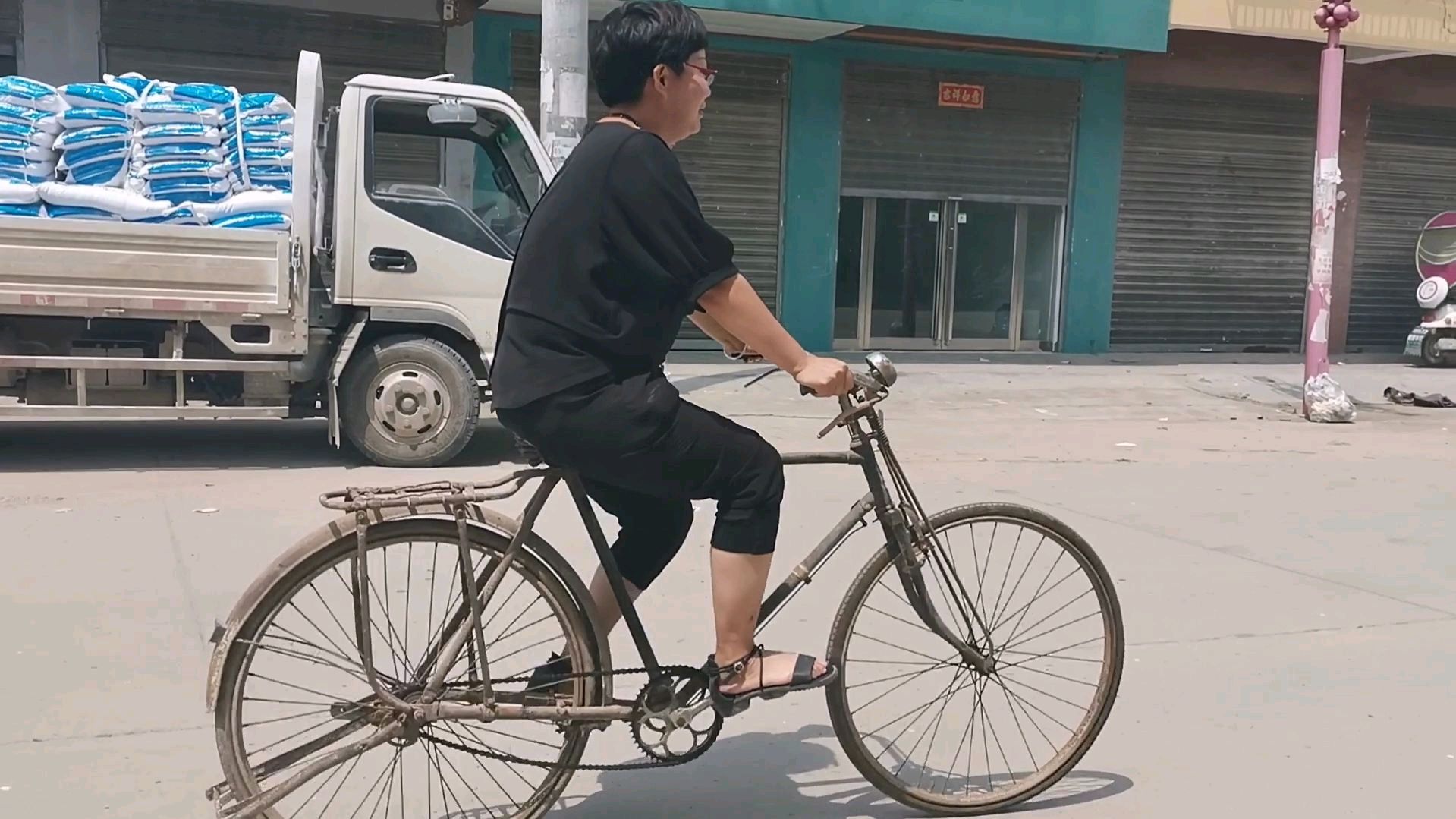 农村小媳妇开着豪车去拿快递,真是全村第一牛人,太霸气了