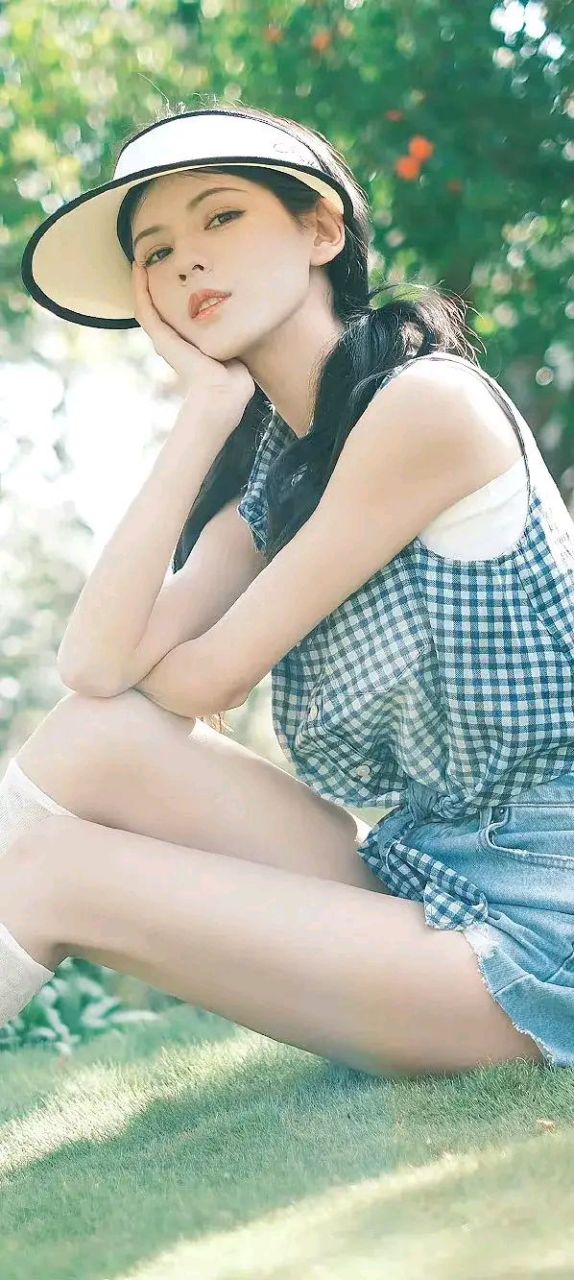 张予曦蓝色格子上衣搭配短裤,穿搭显得清新甜美,美腿修长#明星生图