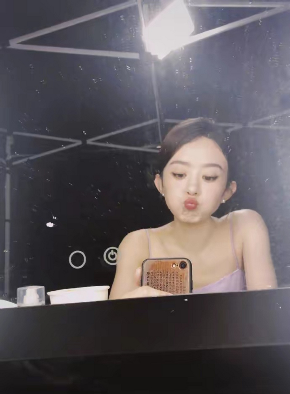 8月10日晚,赵丽颖在个人社交平台晒出两张自拍图,并附言:"o.