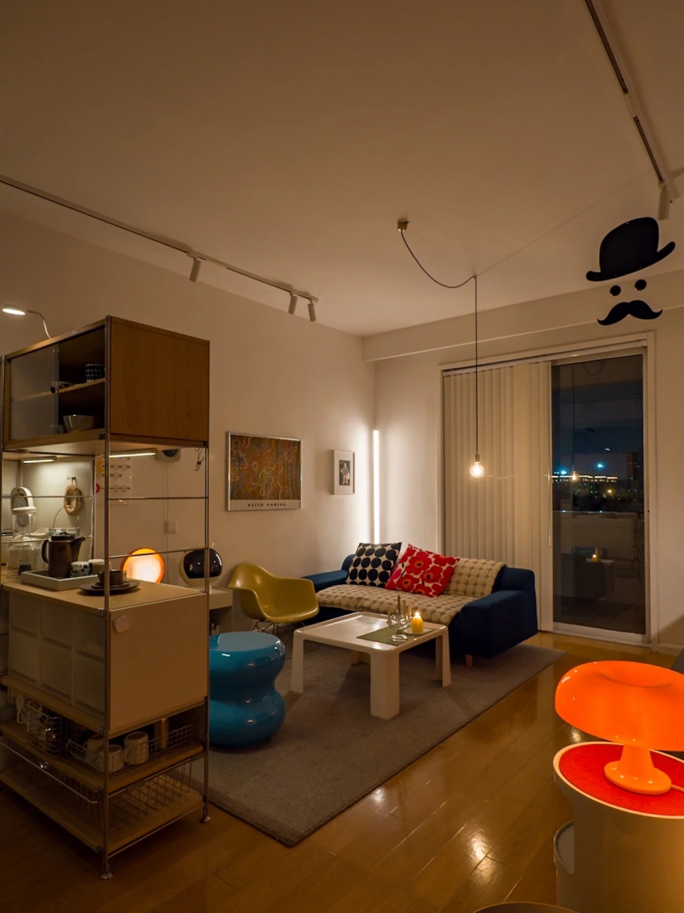 初秋夜晚93烛光中20平小客厅  初秋的夜晚依旧闷热 回到家不得不关