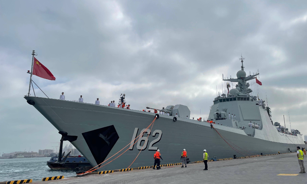 "鲸鲨6000"驱逐舰在珠海航展上的亮相