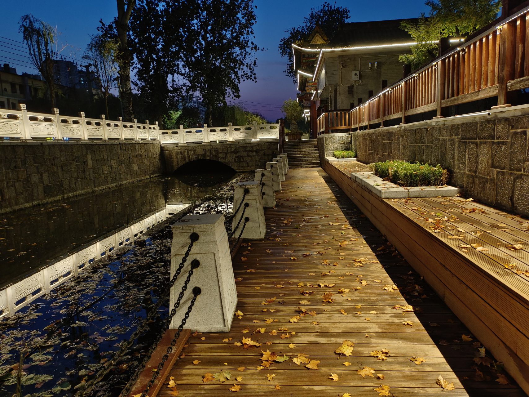 经过3年的封闭施工,安阳三角湖公园以崭新的面貌呈现在大家面前,公园