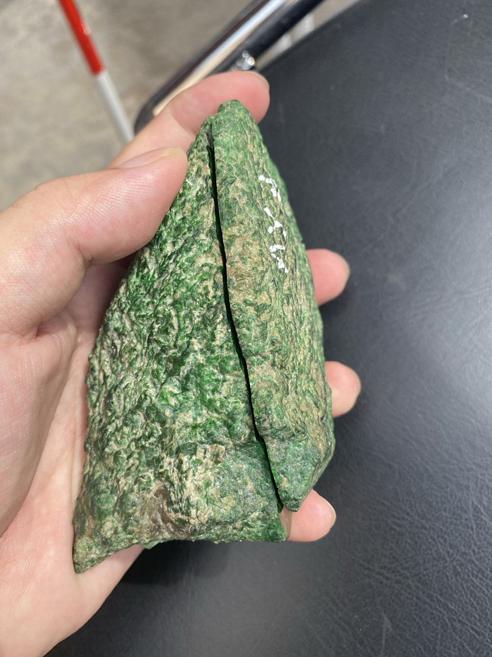 今天来跟大家分享一块来自木那藓加绿的翡翠原石,这是一块被人"玩坏了