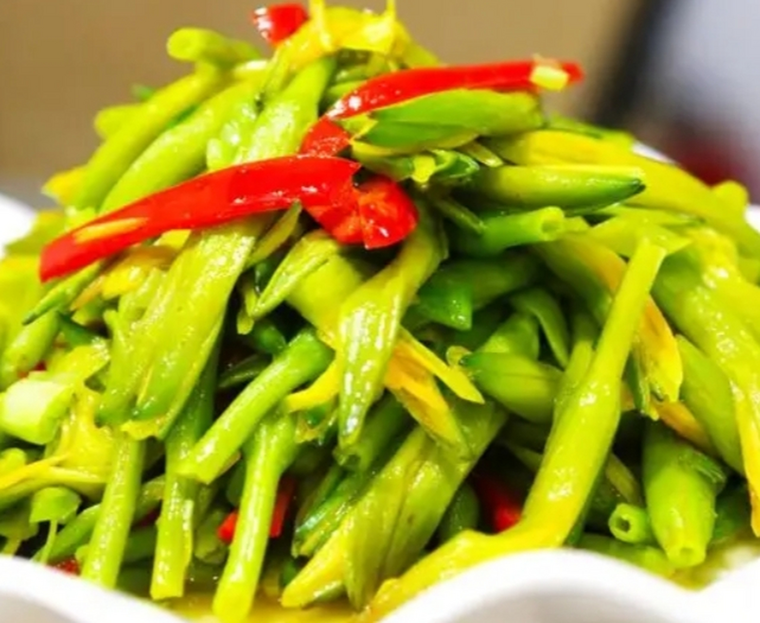 我的美食分享#  素炒黄花菜  做法 1:新鲜的黄花菜清洗干净.