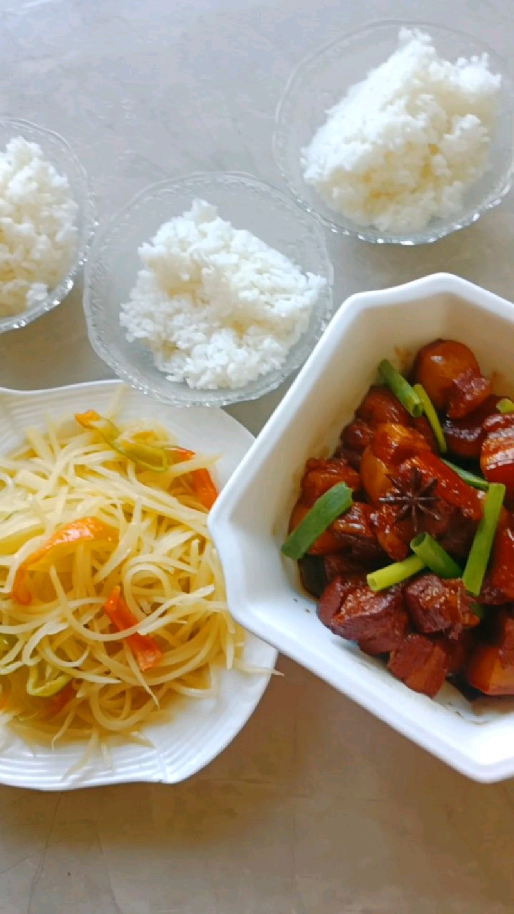 红烧肉配炒土豆丝和米饭做晚餐,美味又好做-度小视
