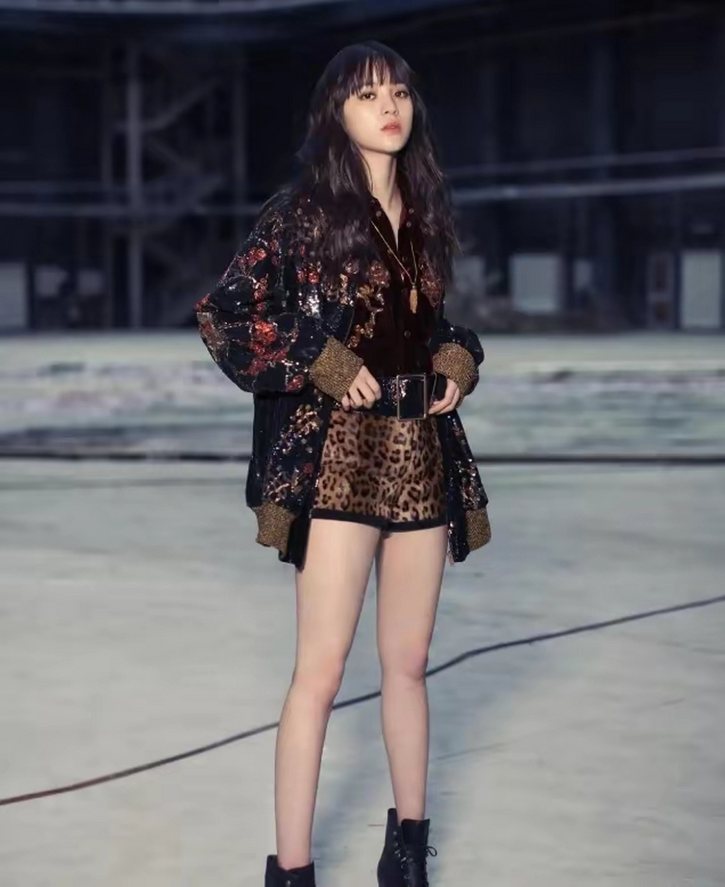 欧阳娜娜太会穿了,穿豹纹牛仔短裤秀美腿,不愧是最美的女人