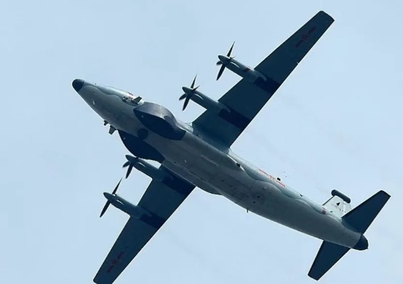 国产运-8干扰机机头两侧鼓起的大包,有啥用?