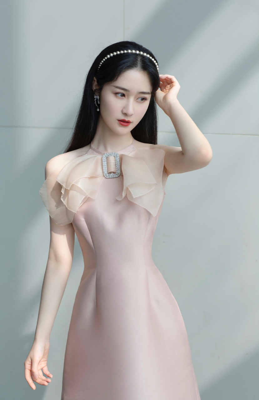 湖南卫视主持人梁田露脚照,女神梁田的大长腿搭配脚上的高跟鞋御姐范