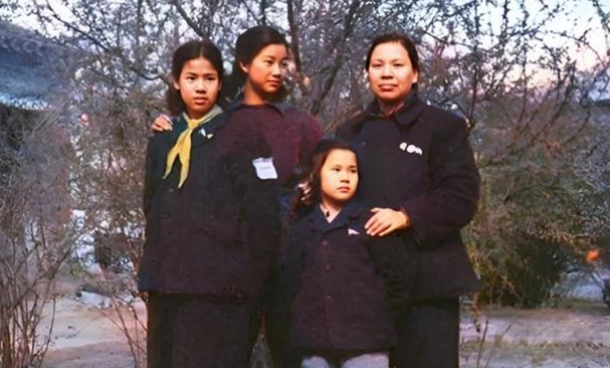 张文秋与三个女儿的一张珍贵合影,照片中从左到右分别是邵华,刘思齐