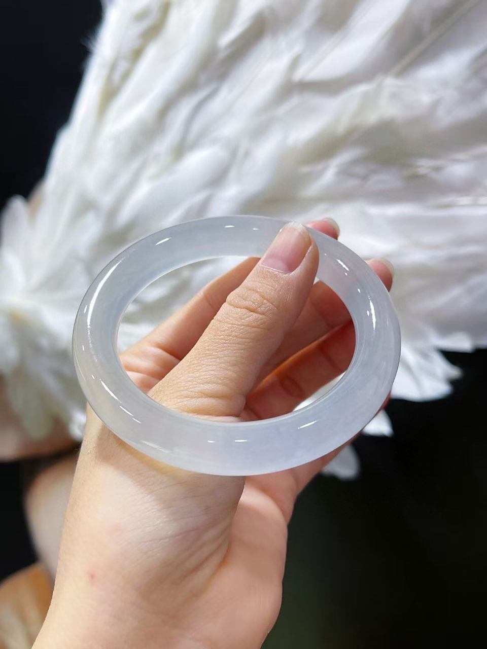 白月光白冰圆条手镯 底子冰冰透透~水水润润的.