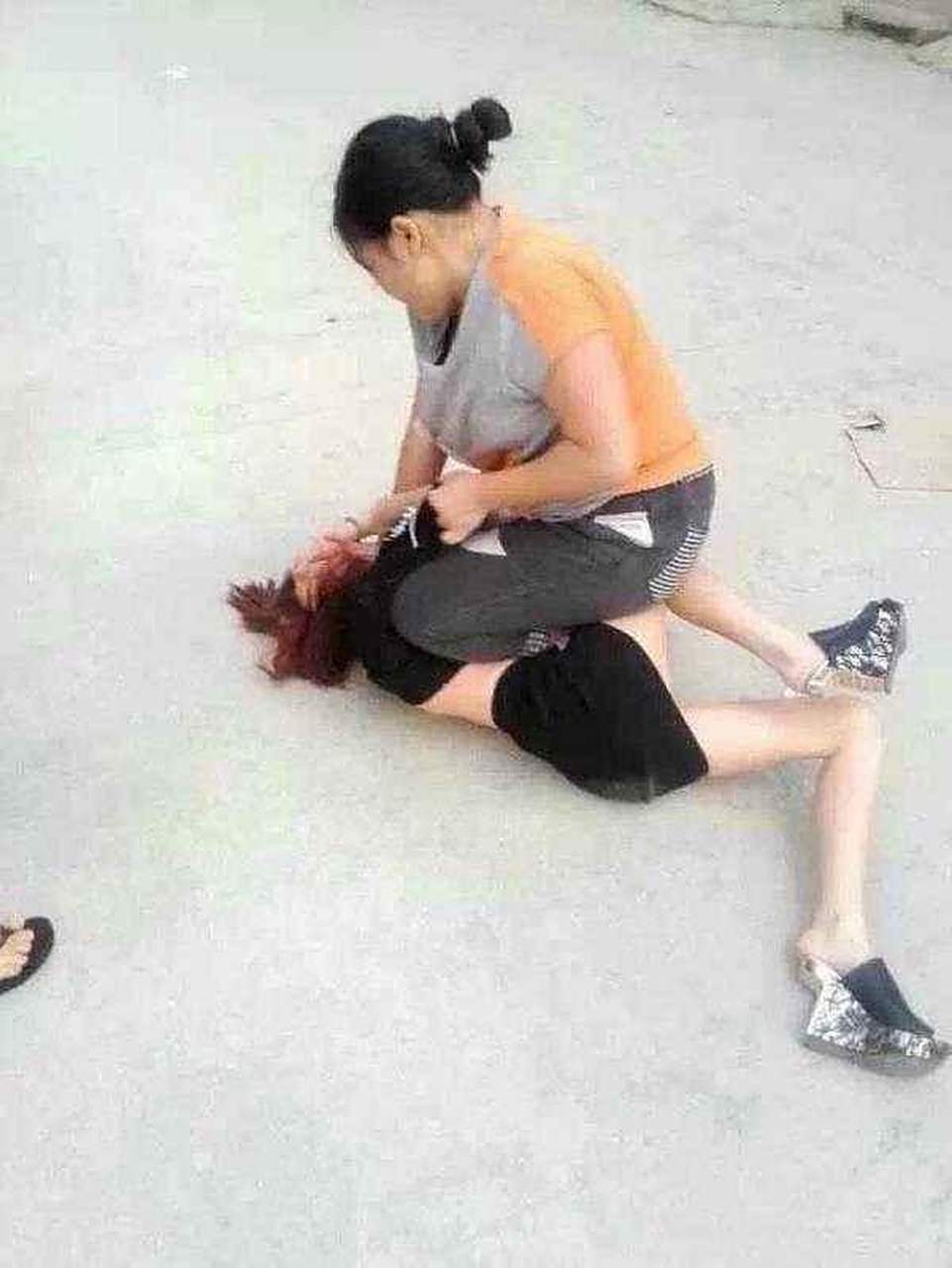 原配暴打小三,扒衣后淋酱油和辣椒粉,全身赤裸躺街头 原配暴打小三的