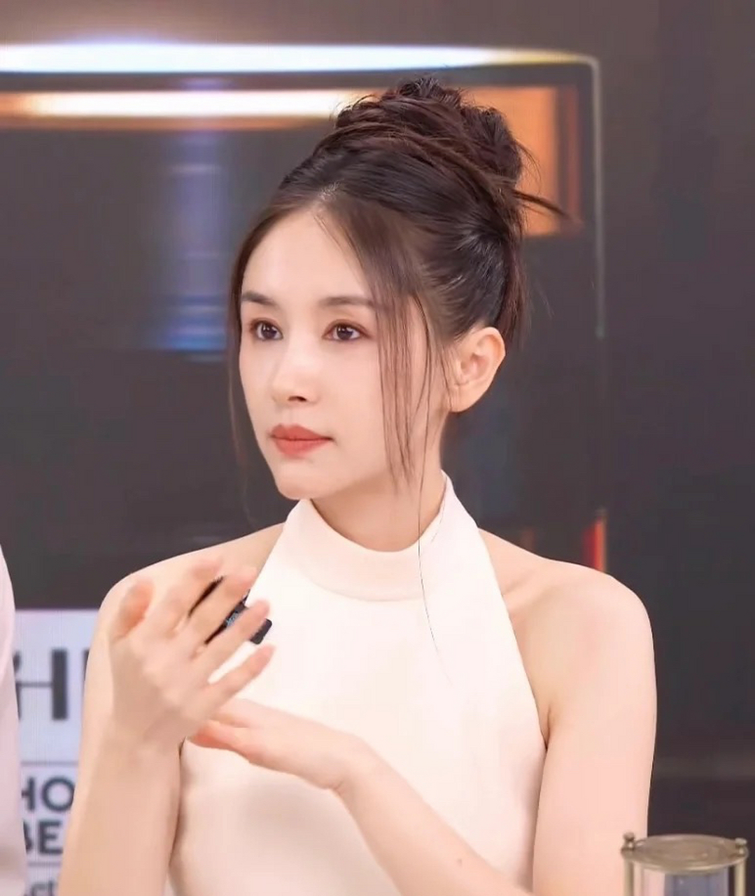 王子文的颜值又回春了,实际年龄40岁的她直播时的状态太好了!