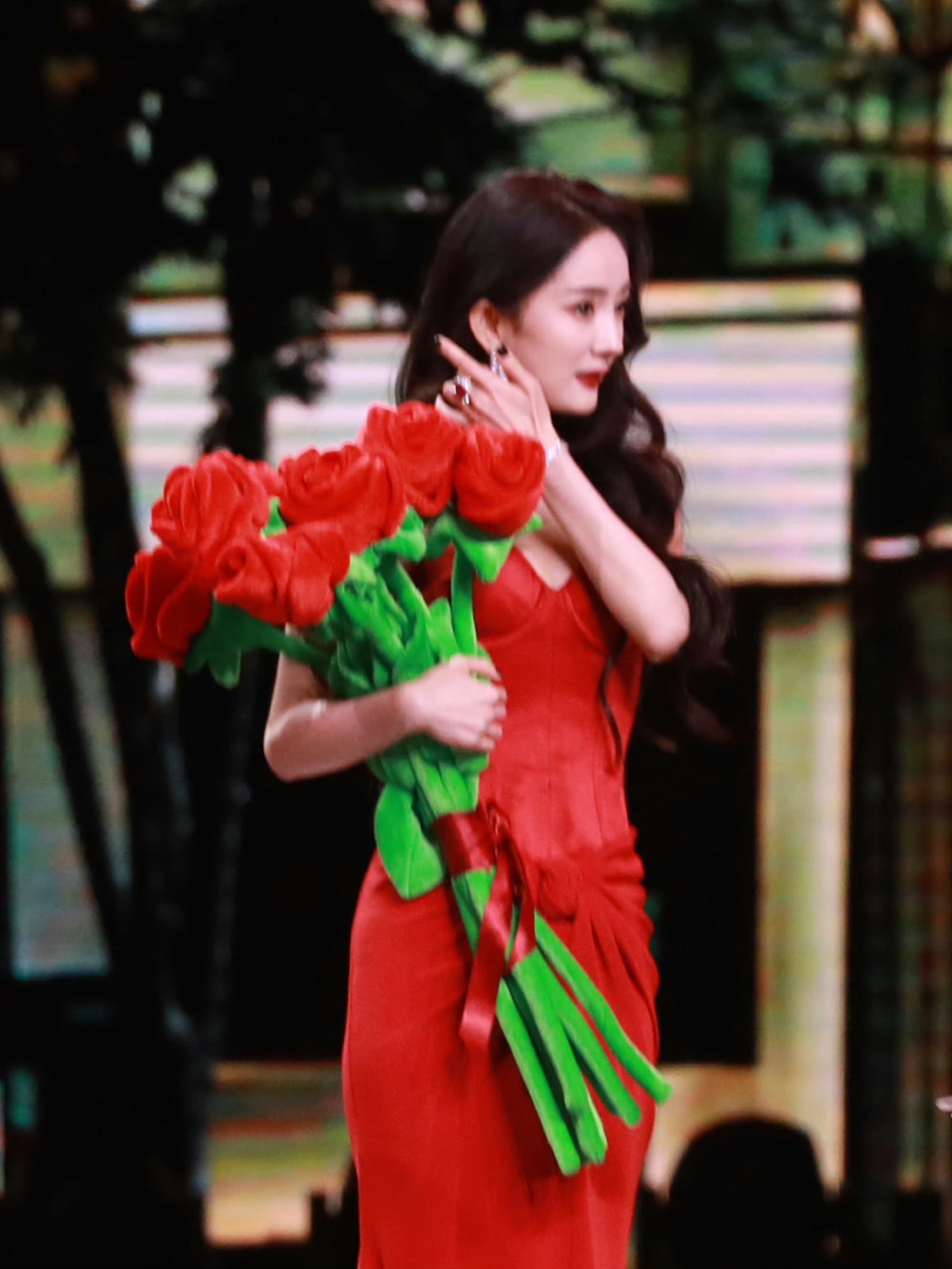 杨幂微博之夜生图 没见过杨幂本人的不会懂我姐有多美