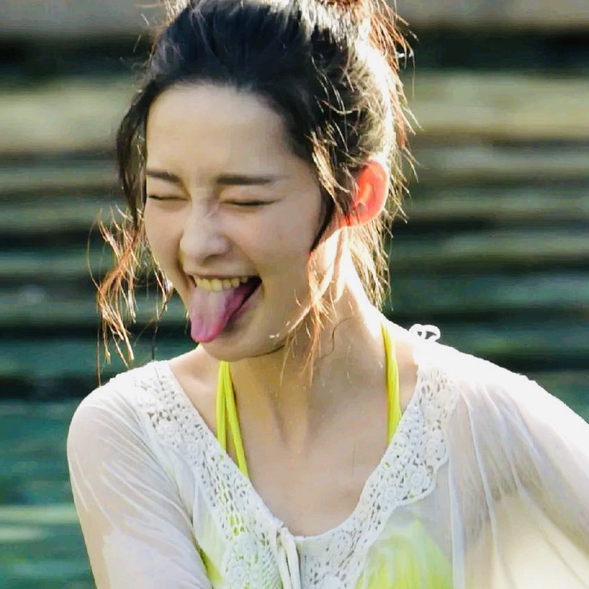 和男嘉宾一块儿玩水上游戏时的留影,玩得很嗨的李沁下意识地吐舌,动作