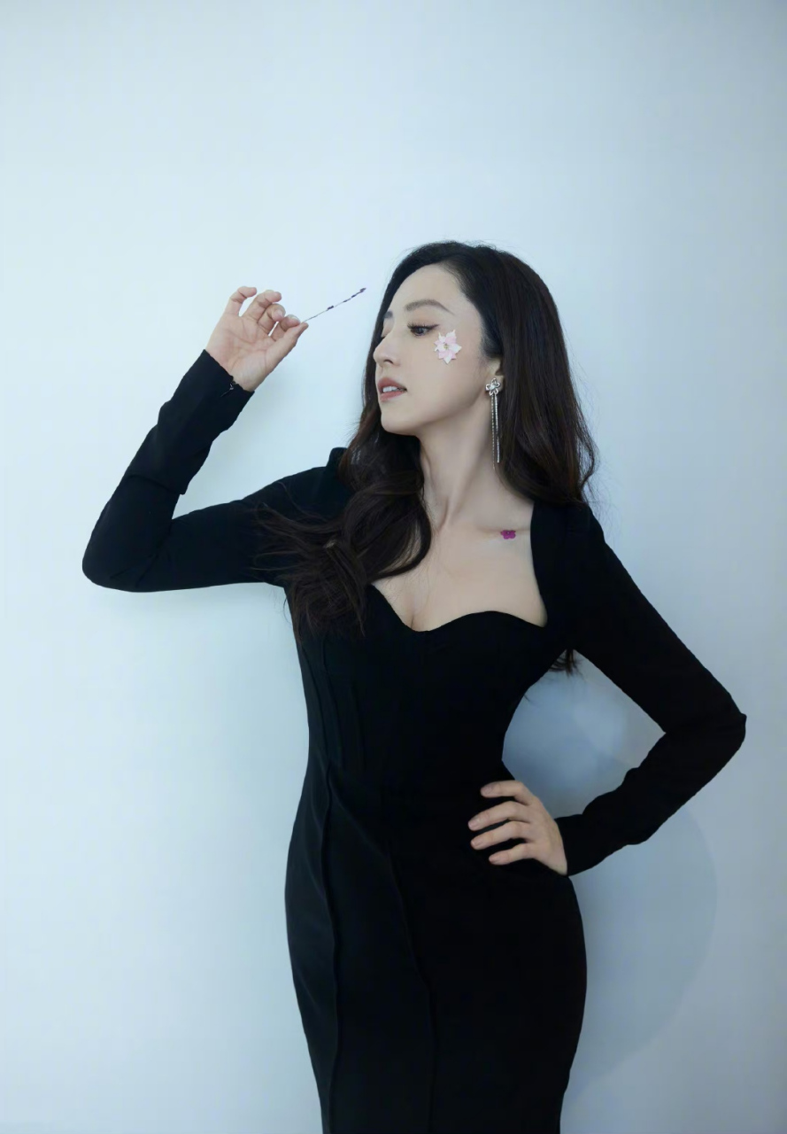 董璇# 一袭黑色抹胸裙,丰满傲人的酥胸尽收眼底,肤白貌美的容颜,清纯