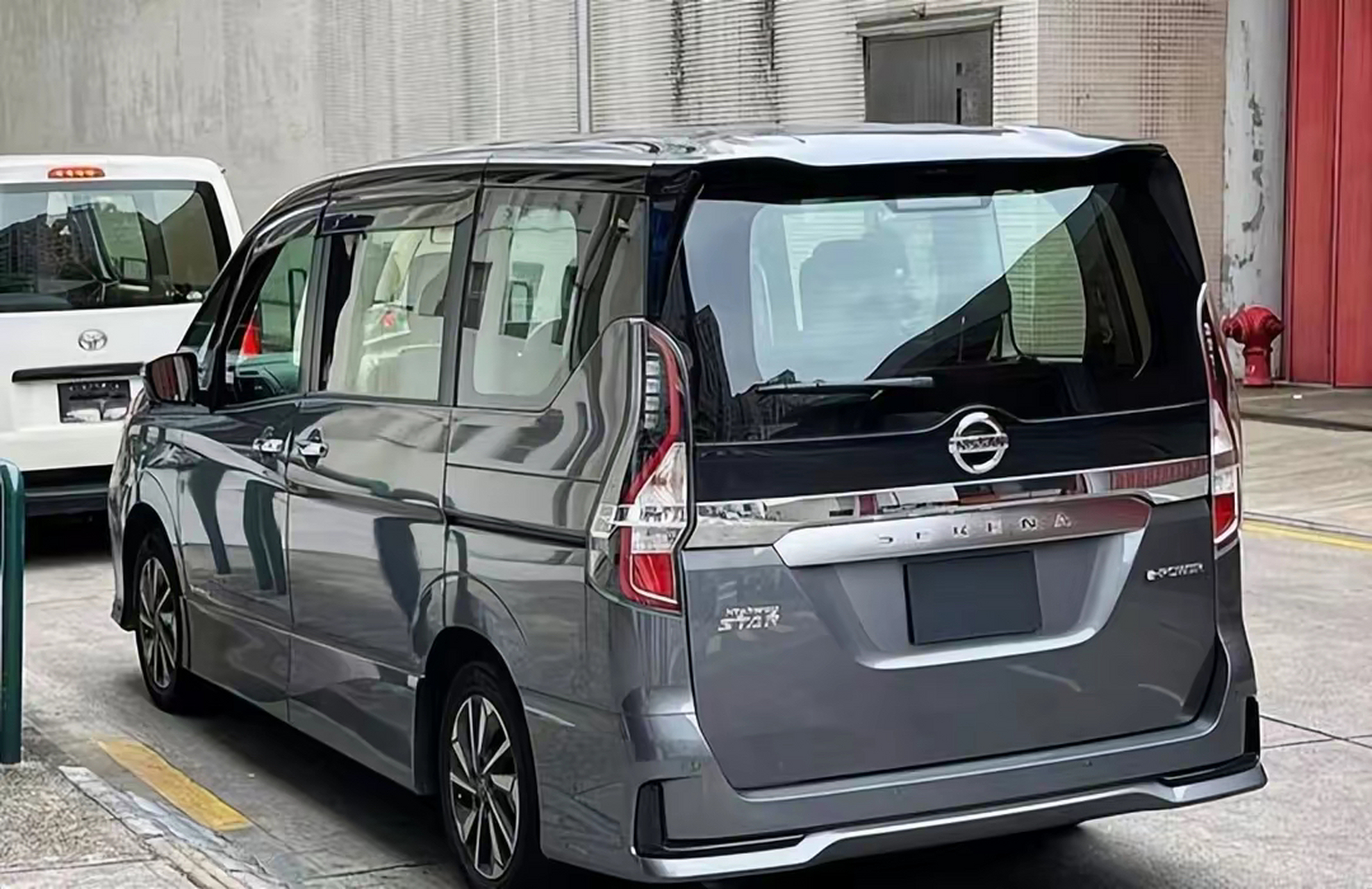 日产serena其实是款好车,在香港的街头随处可见,算是一款"平民版"保姆