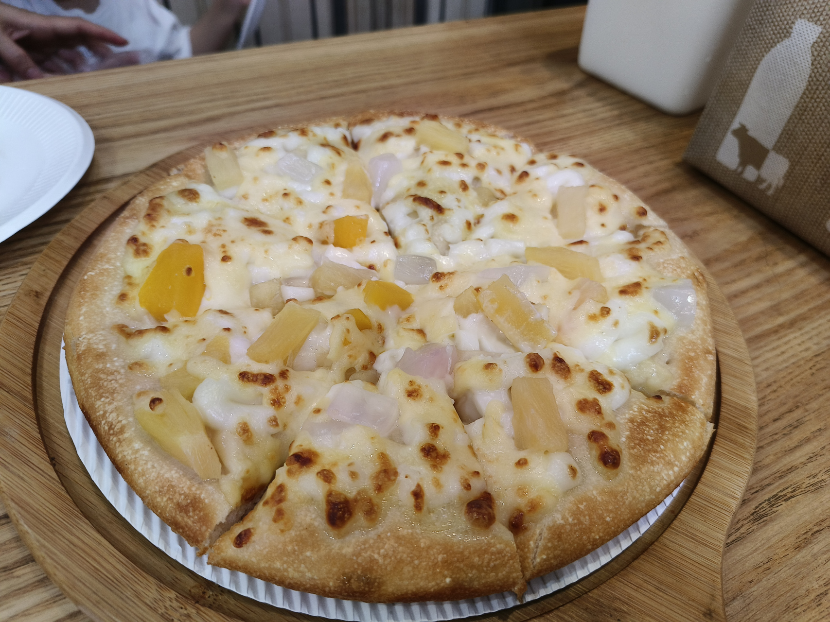又到晚饭时间,又是不煮饭的一天,这点了个尊宝披萨,便宜经济实惠,味道