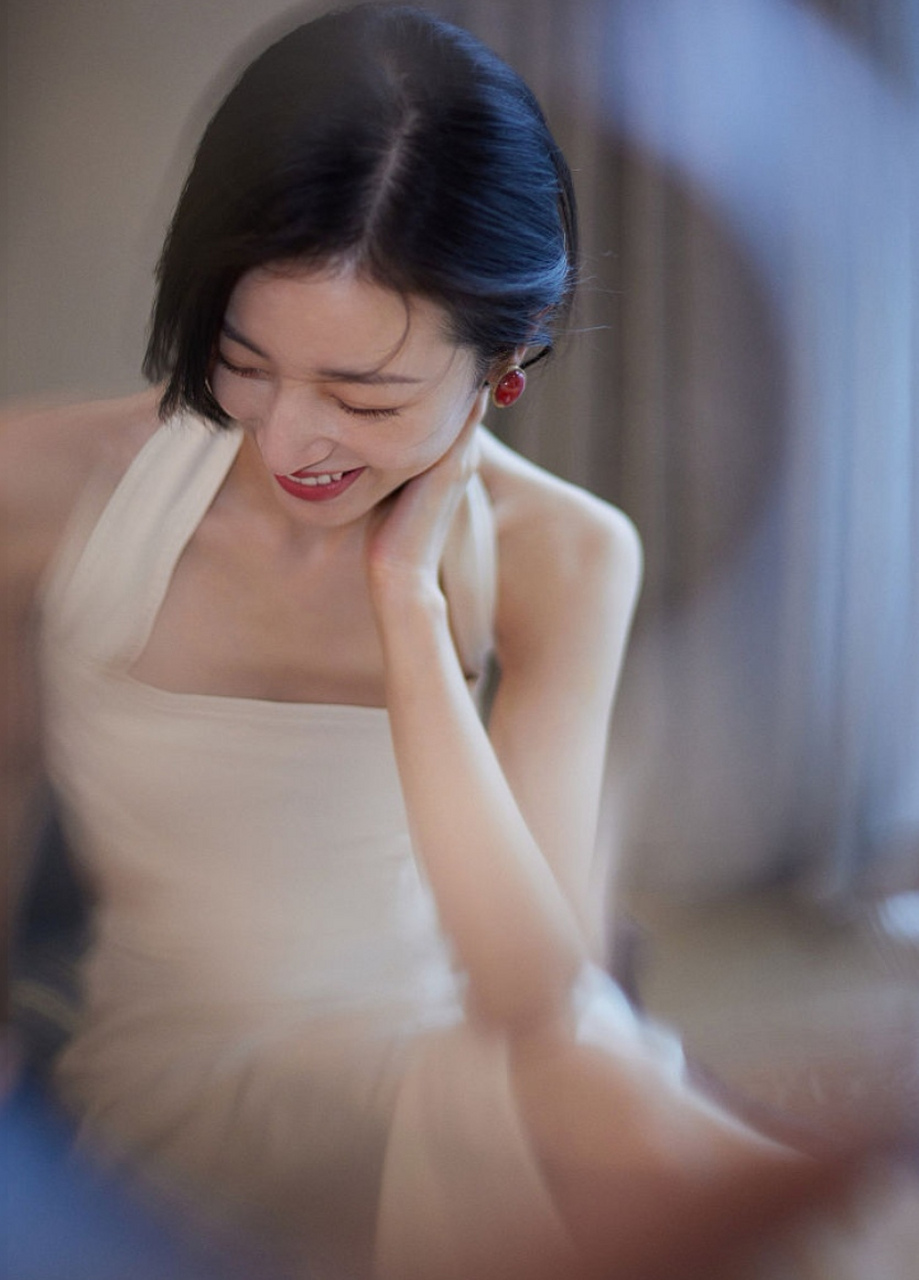 2021年6月6日,周雨彤icon出席 sk - iiicon 品牌直播活动并拍摄写真.