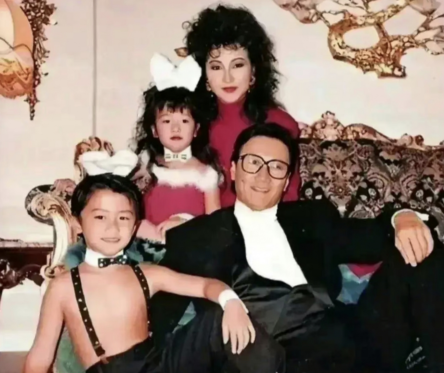 谢霆锋小时候的全家福!  原来人家那时候的家庭情况就那么好啊!