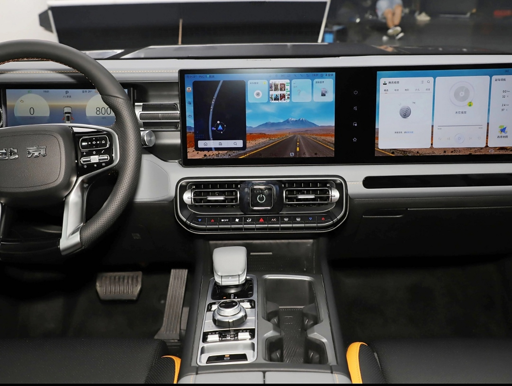 新款北京bj40,外观内饰大变样,一改往日的硬汉风,内饰中控硕大双联屏