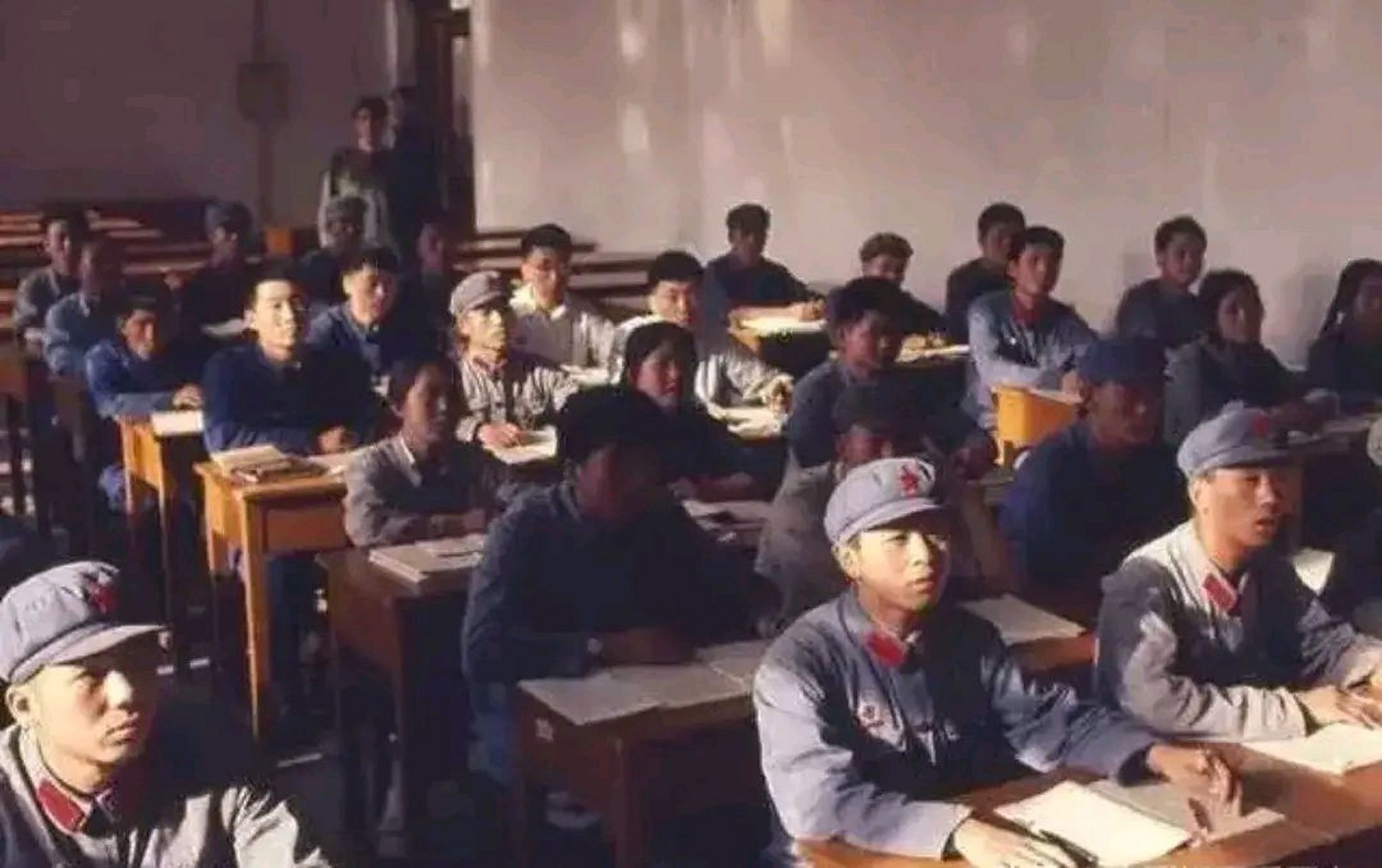 这张照片拍摄于1972年,北京大学招收的工农兵大学生正在上课的情景.