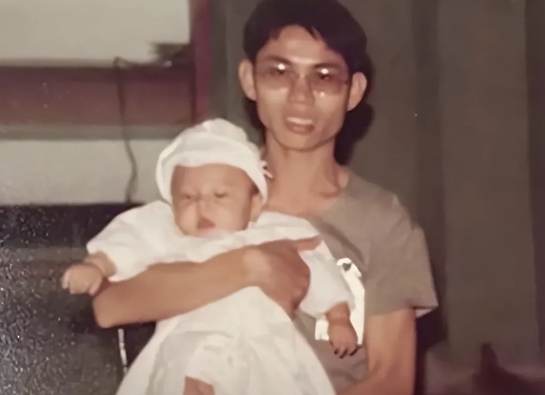 李坤城年轻时看着也是一位慈爱满满的父亲,和那个看着就让人膈应,笑容