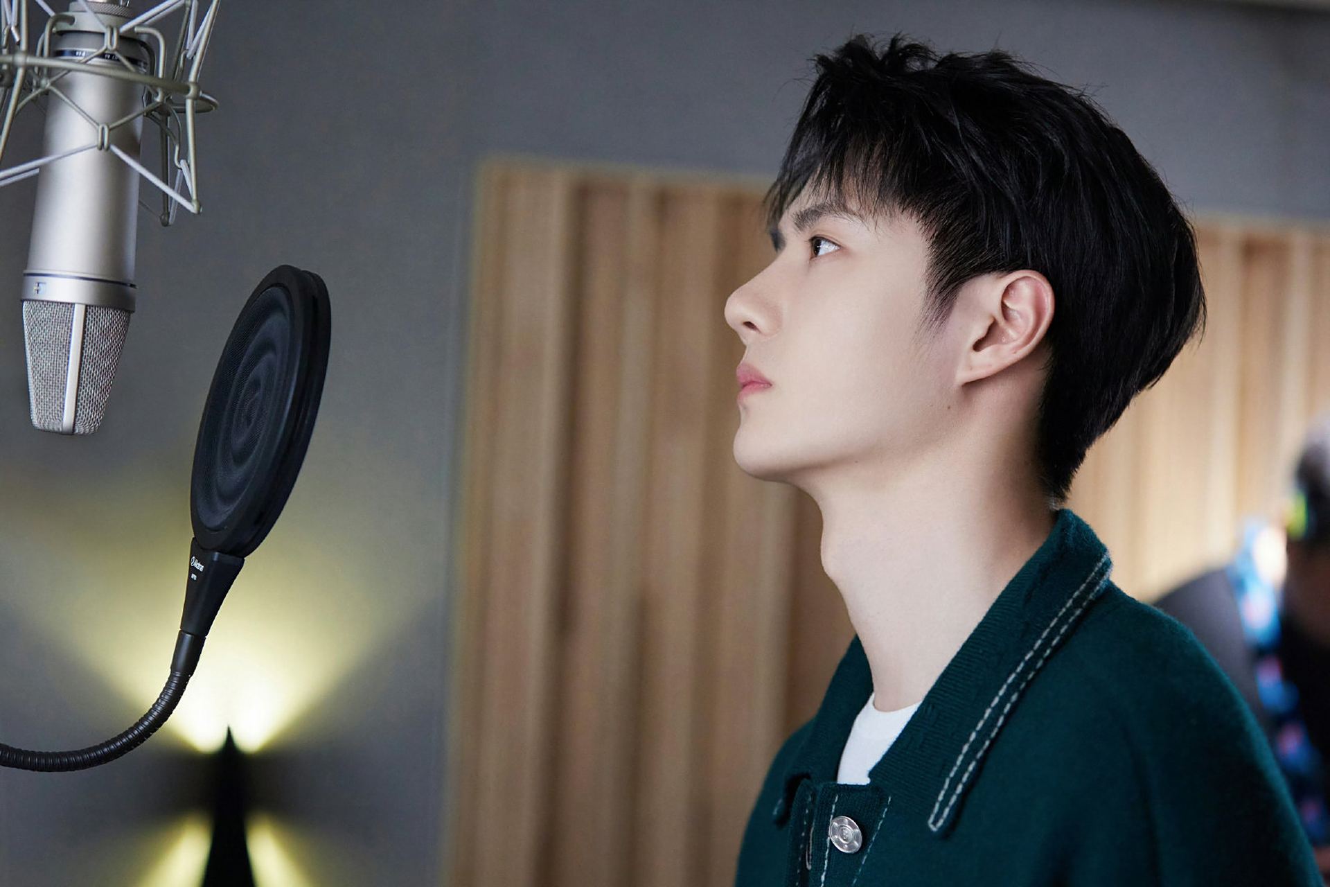 内娱男明星,侧颜千篇一律,一眼望去,不及王一博的独树一帜,喉结加侧颜