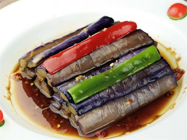 居家就能自制的腌茄子,等个几天就能直接吃,开胃又能下酒