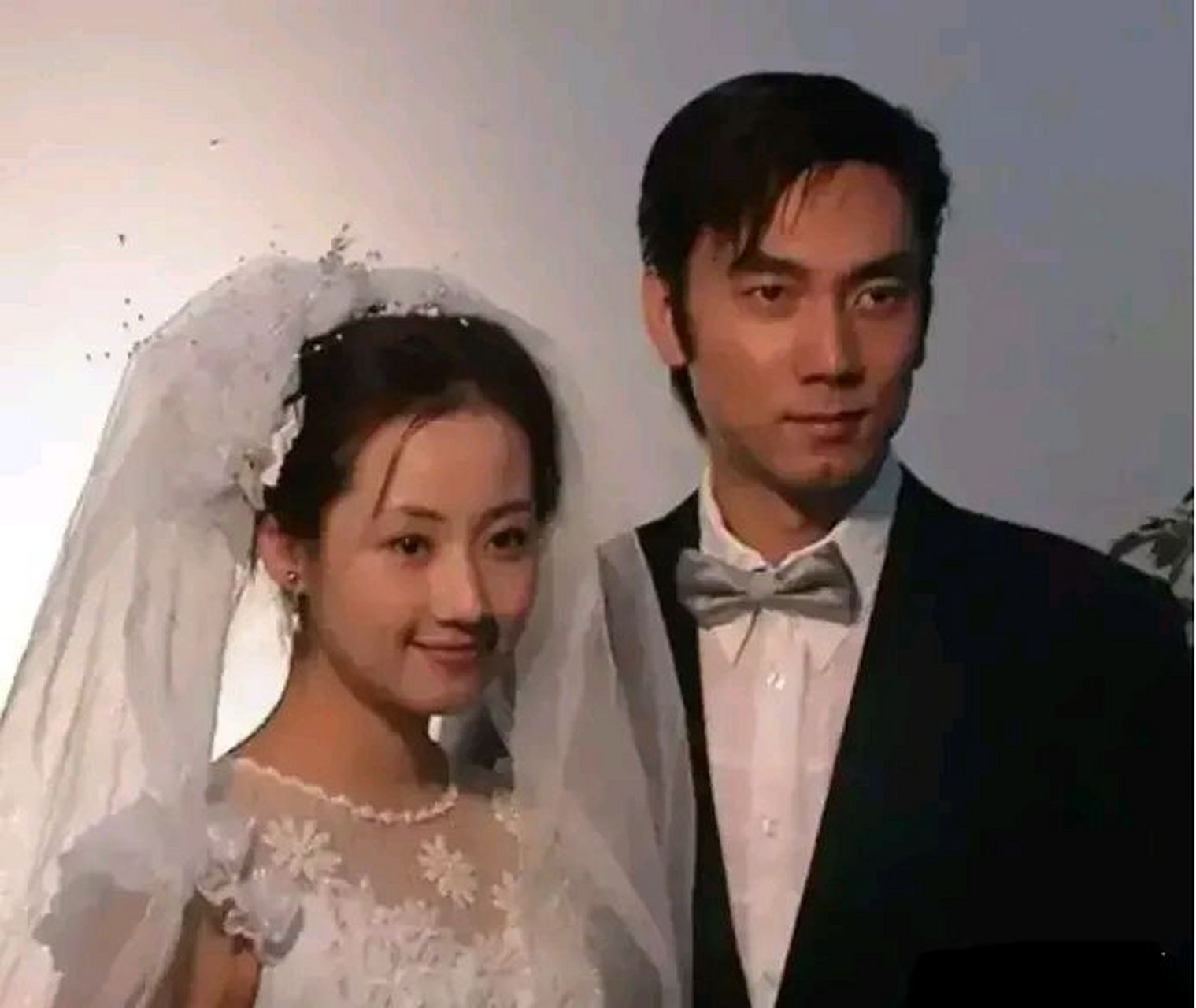 林依轮离开了患难与共的老婆黄琏后,违反诺言:5年不谈恋爱,娶了年轻貌