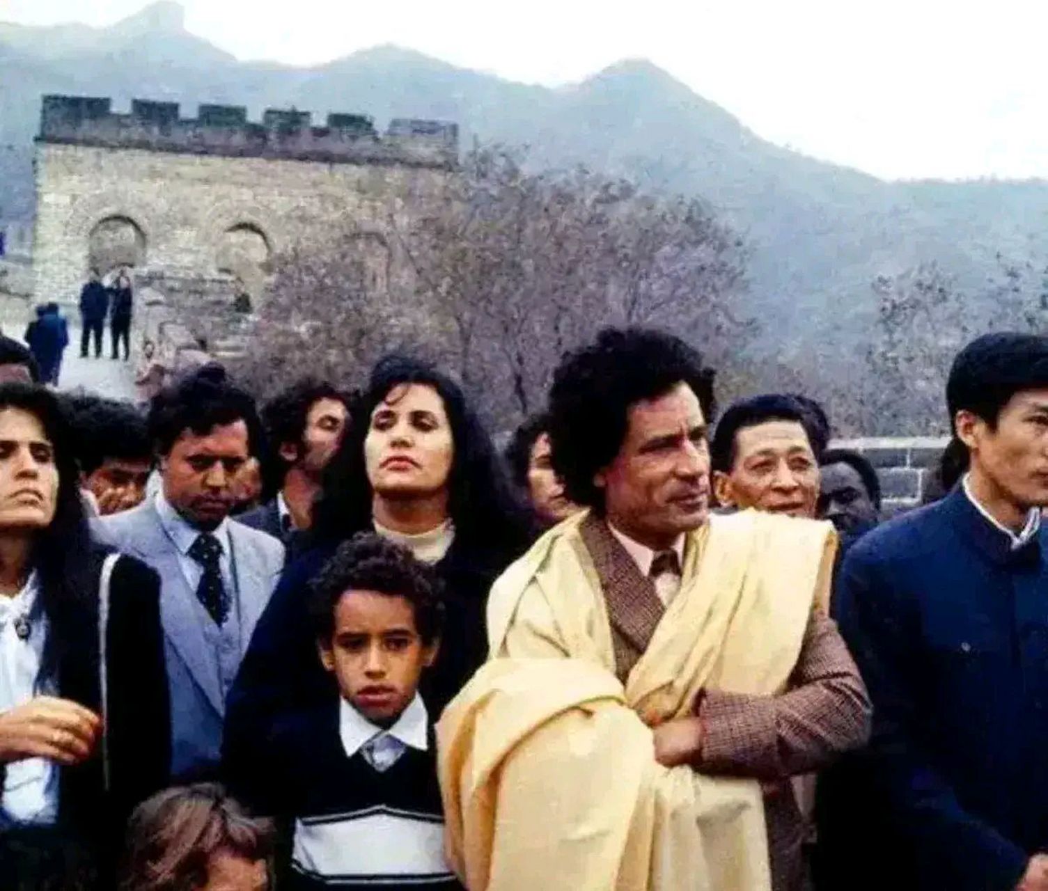 1982年,北京,卡扎菲游玩长城时,双手抱肘,脸上露出轻蔑的表情,傲慢地