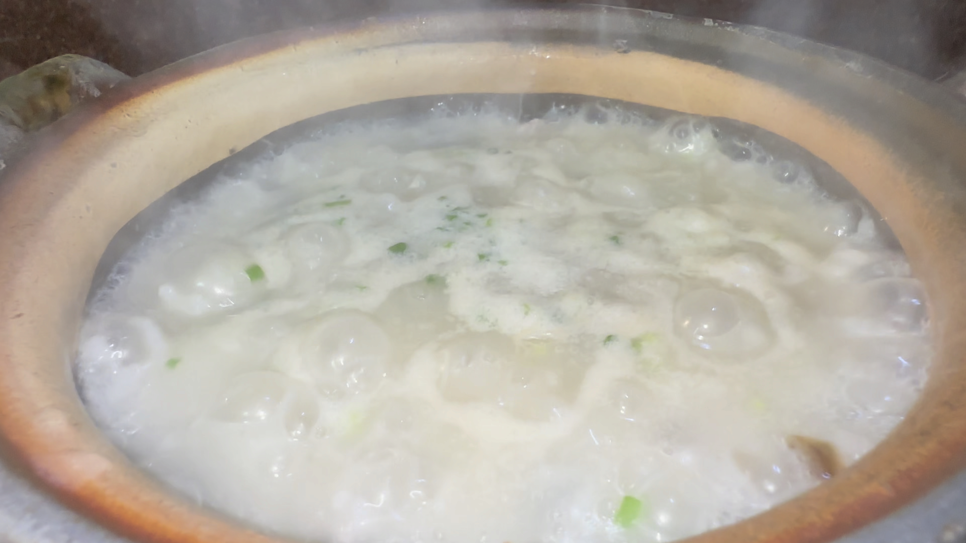 广东美食皮蛋瘦肉粥,口感好汤底是关键,来广东吃茶点不要错过哦