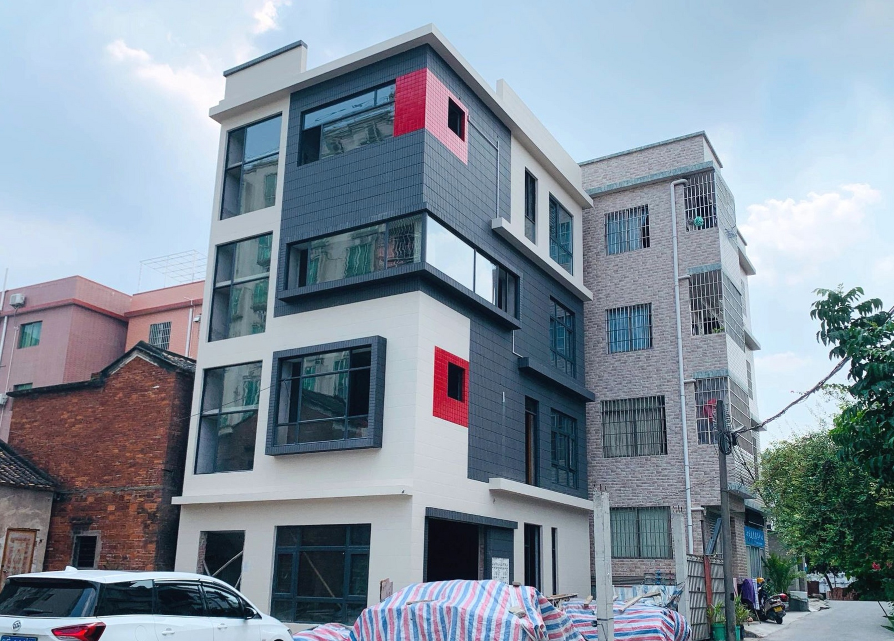 广东一男主晒出自家的4层自建房,因外观时尚,配色高级引起广大网友